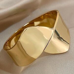 🌟 NEW Luxurious Gold-Tone Geometric Cuff Bracelet - Modern Statement Piece